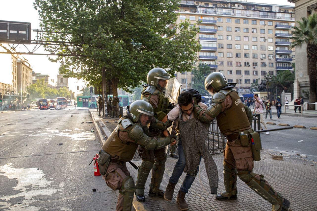 Capital chilena amanece patrullada por militares