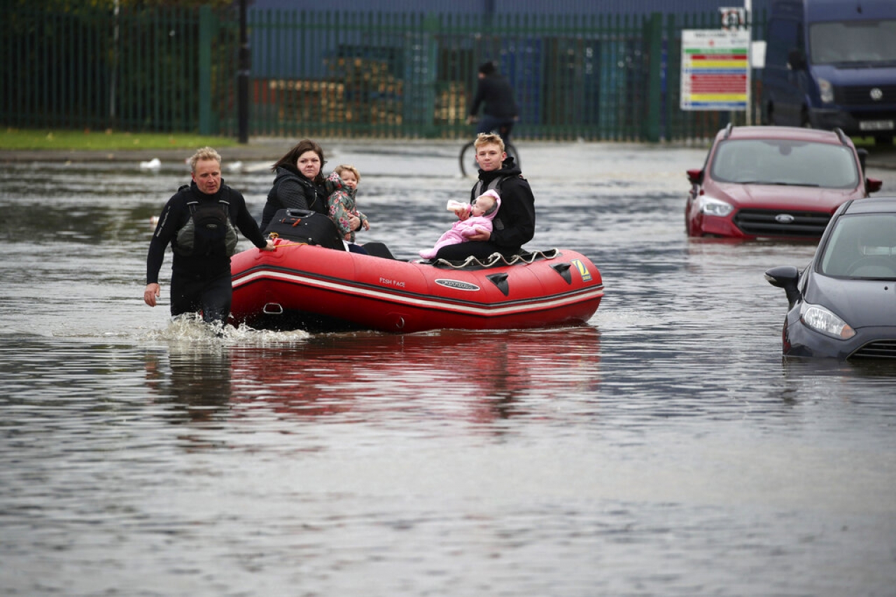 Tormentas en Inglaterra causan una muerte e inundaciones