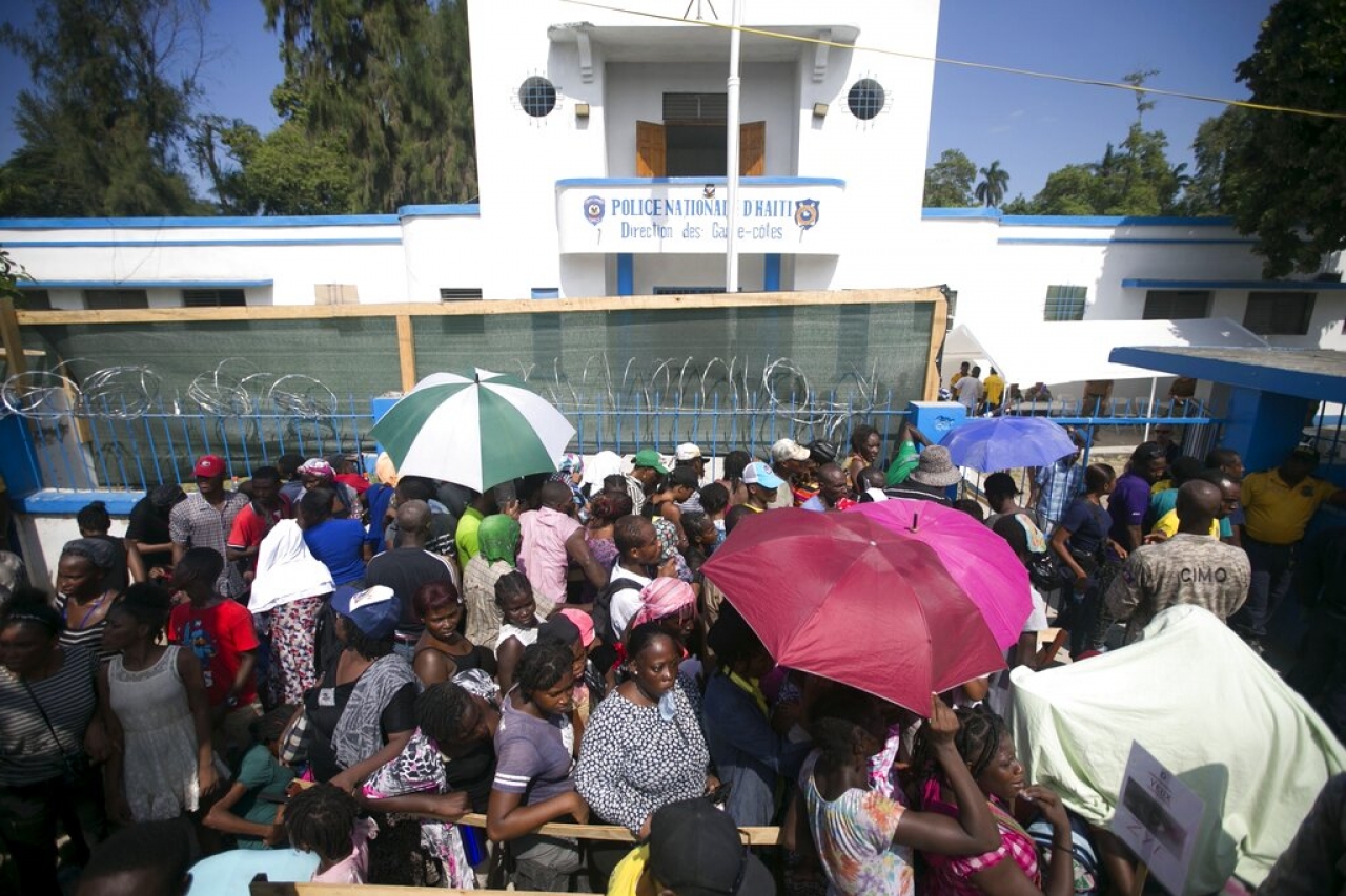 Buscan haitianos buscan atención médica en buque de EU