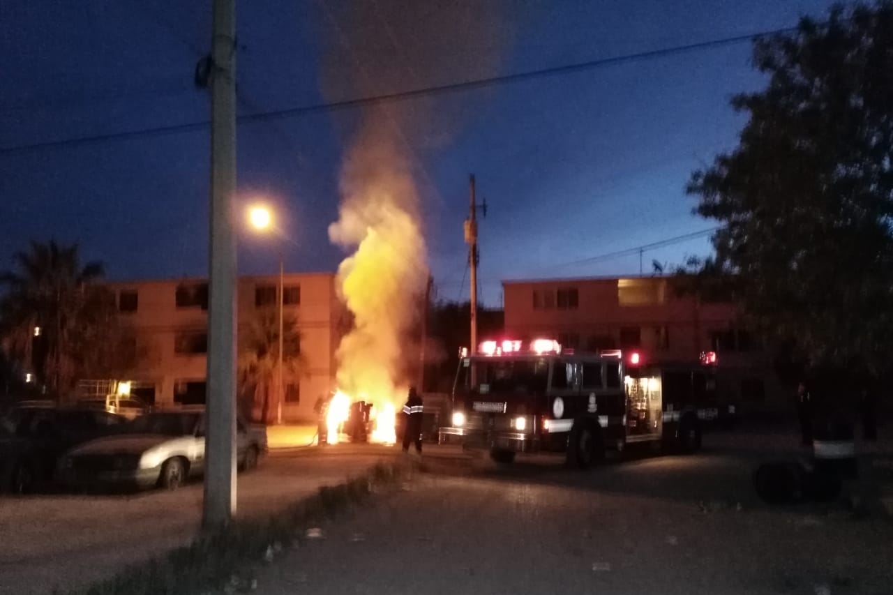 Incendian auto en Camino Viejo a San José