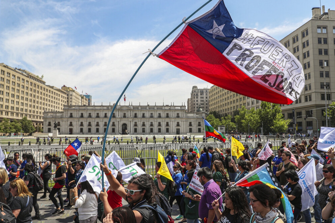 Rechaza oposición anuncio sobre nueva Constitución en Chile