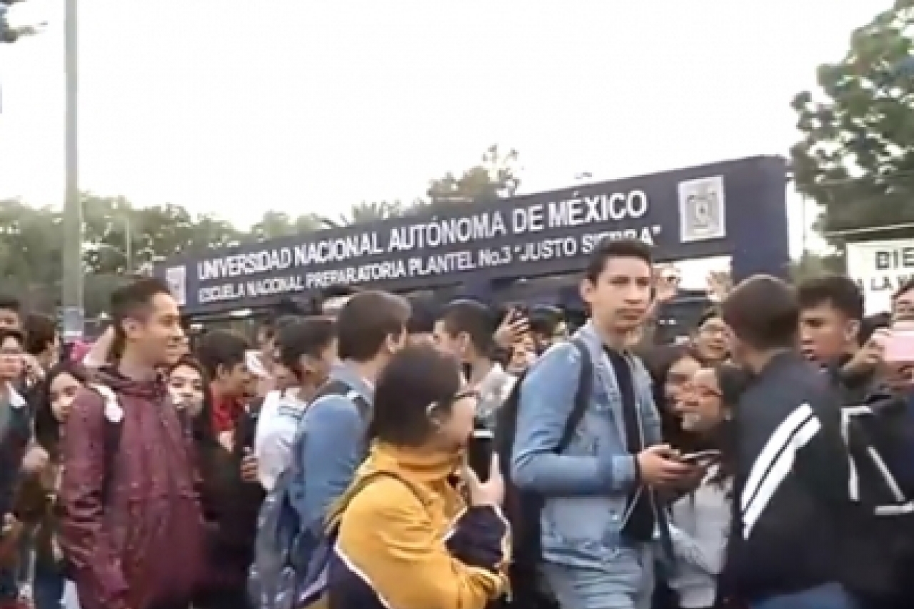 Encapuchados cierran Prepa 3 de la UNAM; denuncian acoso sexual