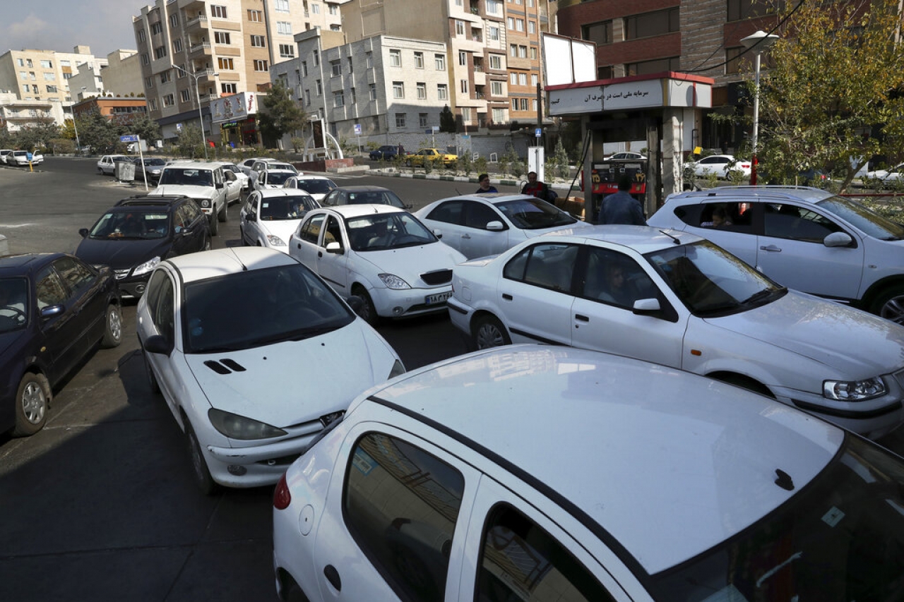 Se desatan protestas en Irán por alza en precios de gasolina
