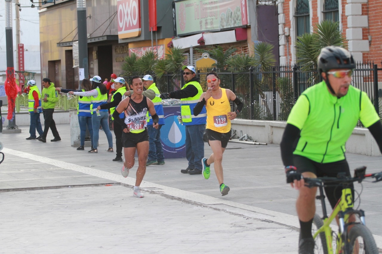 Participan más de mil corredores en Carrera Binacional