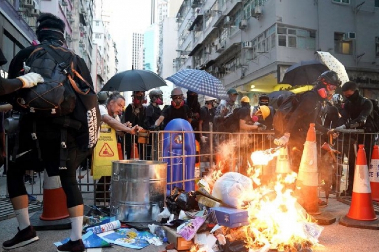 Crece violencia de protestas en Hong Kong