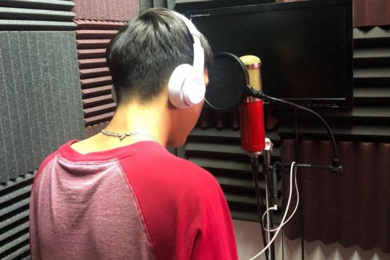 Graban jóvenes migrantes canciones en Juárez