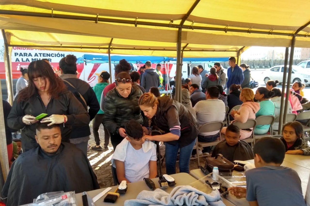 Llevan medicinas, alimentos y ropa a migrantes en El Chamizal