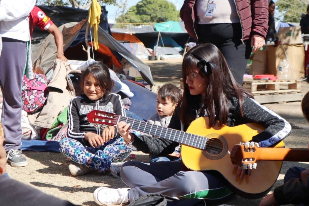 Llevan estudiantes música y distracción a desplazados
