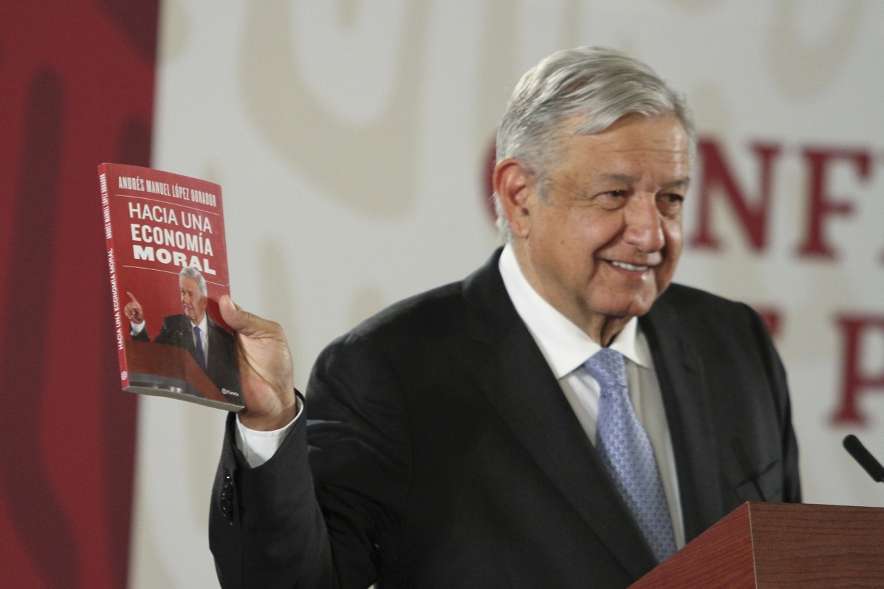 Presenta AMLO su nuevo libro: 'Hacia una economía moral'
