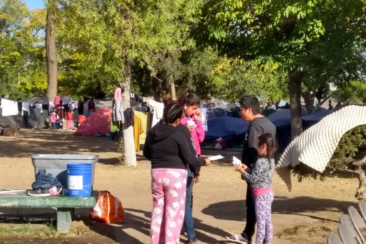 Llevan medicinas, alimentos y ropa a migrantes en El Chamizal