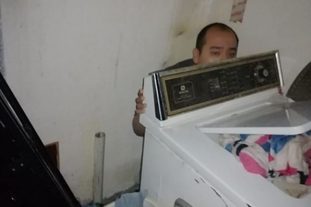 Hallan detrás de lavadora de su casa a hombre reportado desaparecido