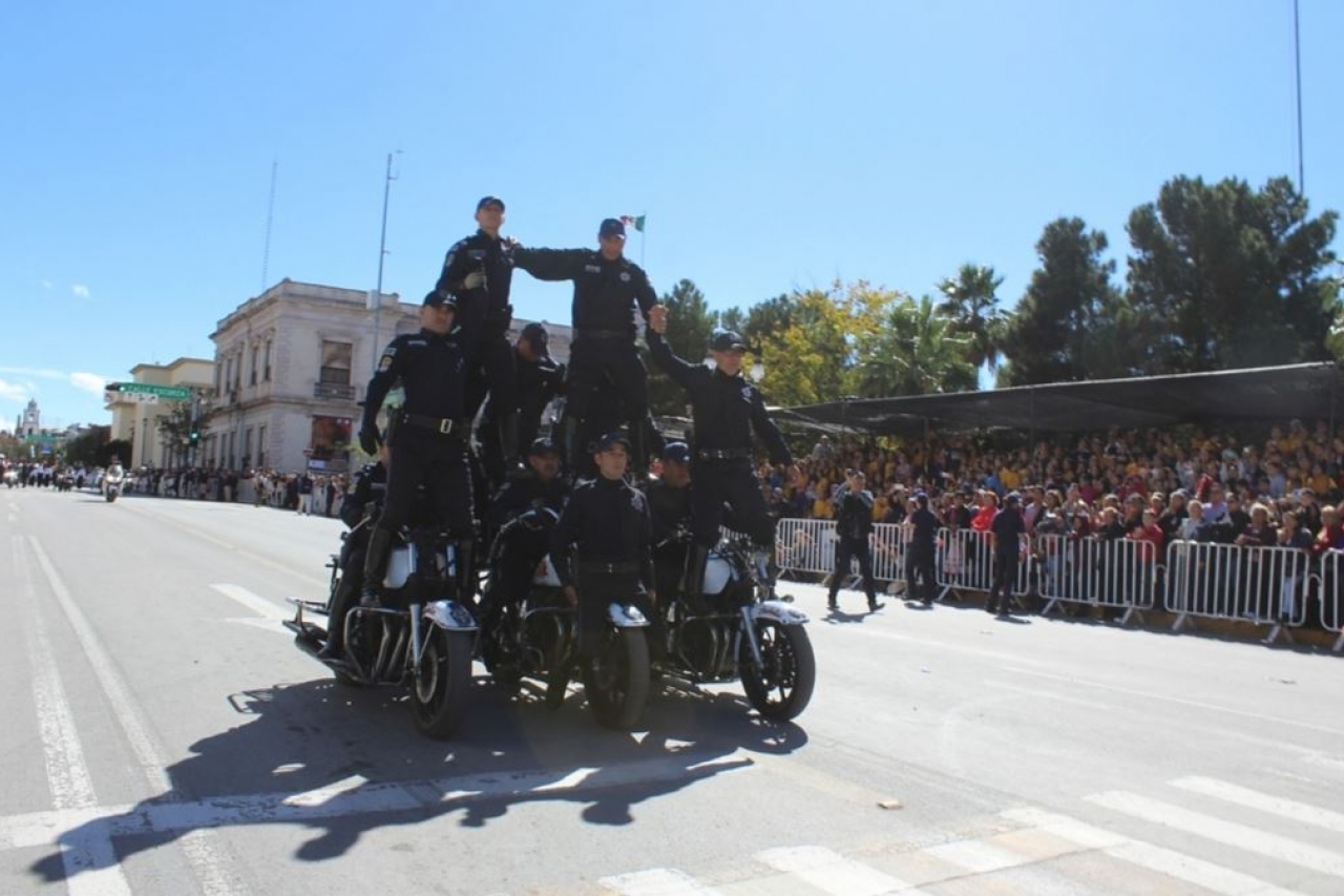 Motociclistas de la CES exhiben acrobacias en desfile