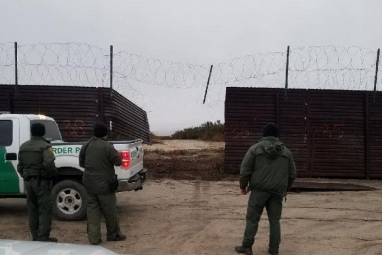 Cortan muro y cruzan la frontera con ¡todo y camioneta!