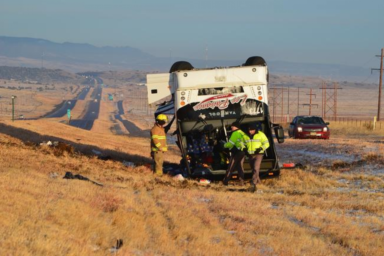 Vuelca camión de El Paso con decenas de pasajeros