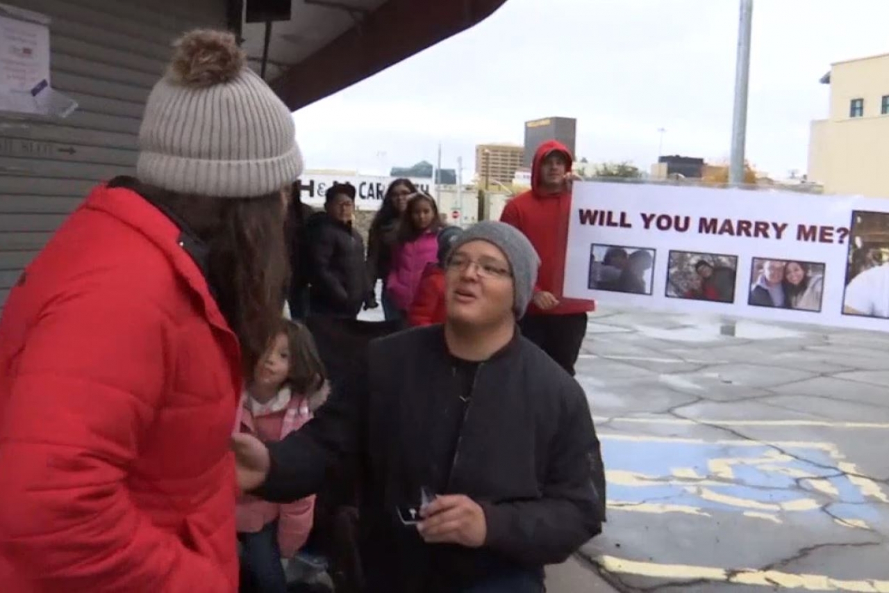 Video: Le pide matrimonio en pleno desfile en El Paso