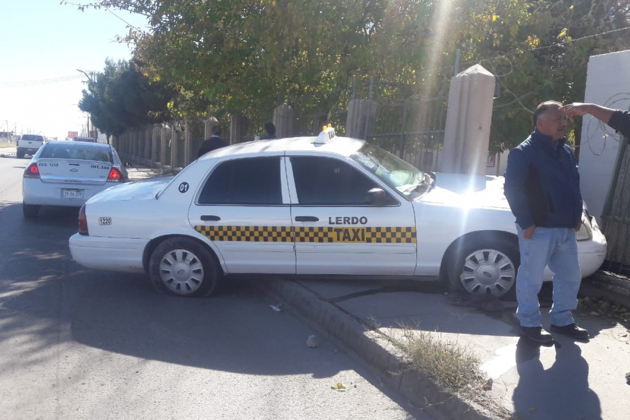 Se estrella taxi contra barandal de maquila sobre eje vial