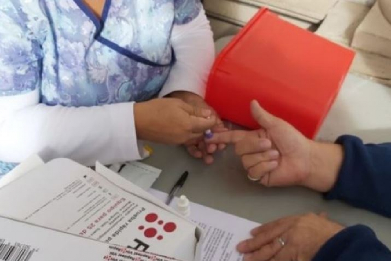 Denuncian pacientes con VIH desabasto de medicamentos en el IMSS