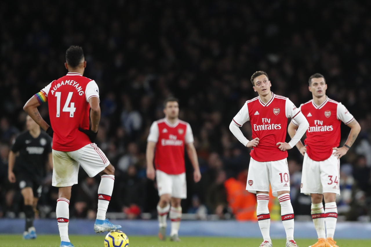 Arsenal sigue en picada: pierde en casa