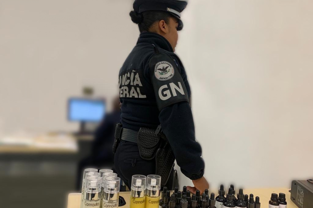Decomisan en aeropuerto de Chihuahua crema y aceite de marihuana