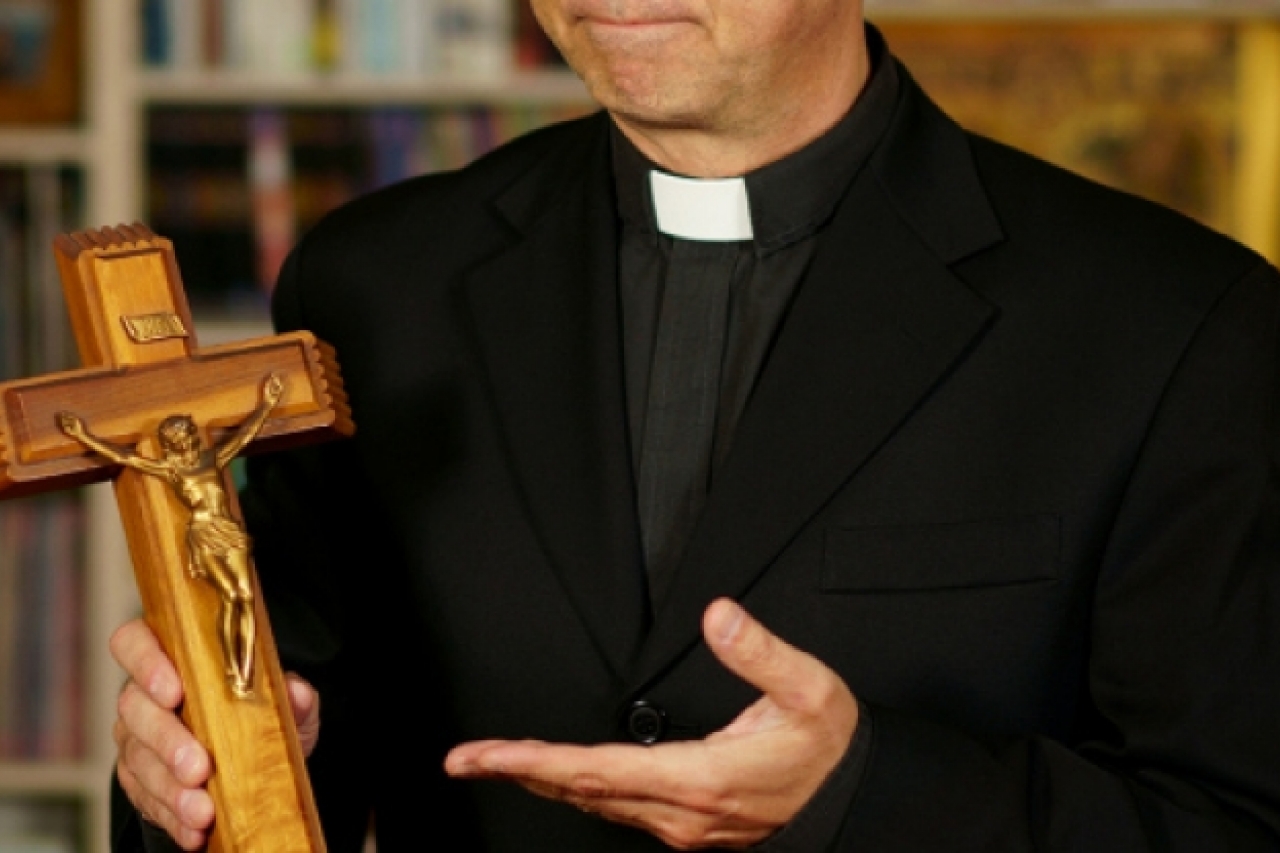 Proponen incluir a sacerdotes en Código Penal