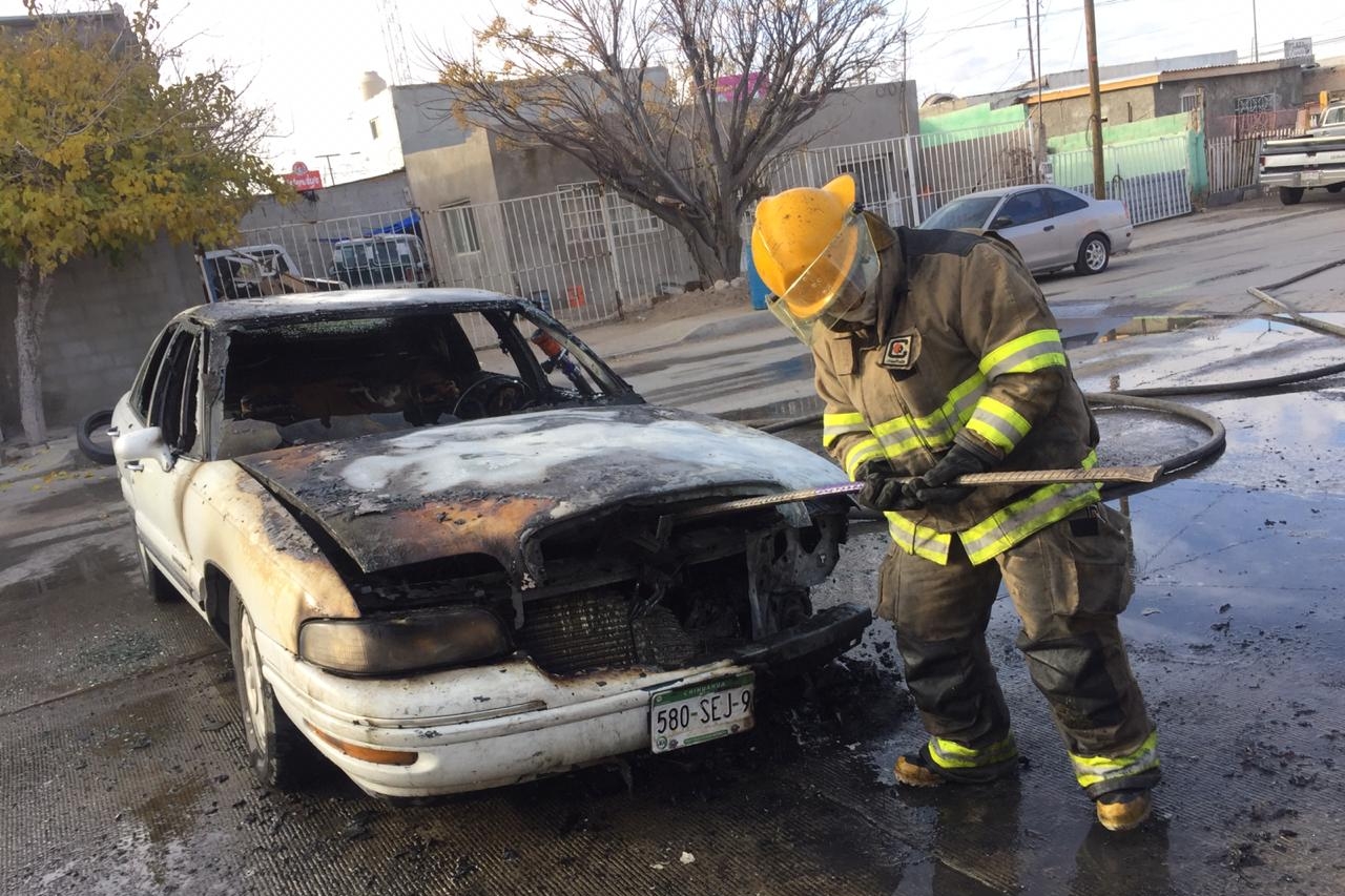 Arde vehículo en Lomas de San José