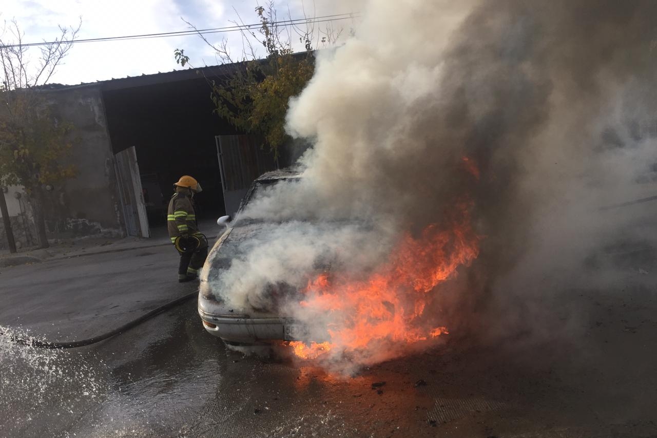 Arde vehículo en Lomas de San José