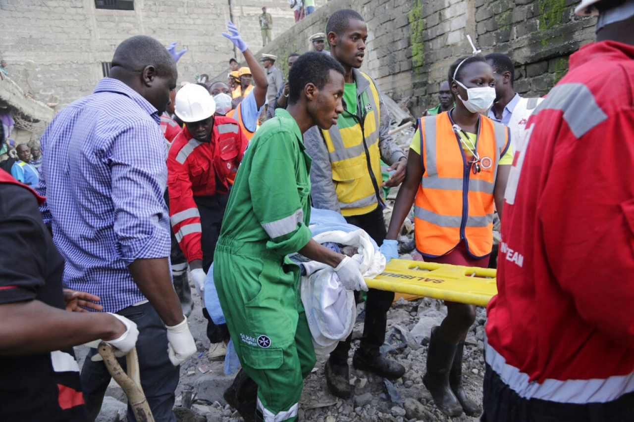Rescatan a 2 de edificio derrumbado en Kenia