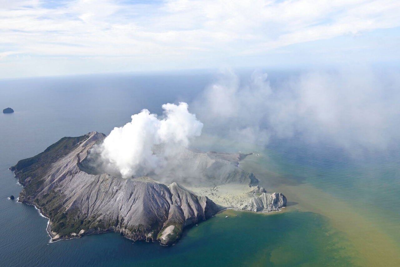 Tras erupción de volcán, se teme haya 13 muertos en Nueva Zelanda