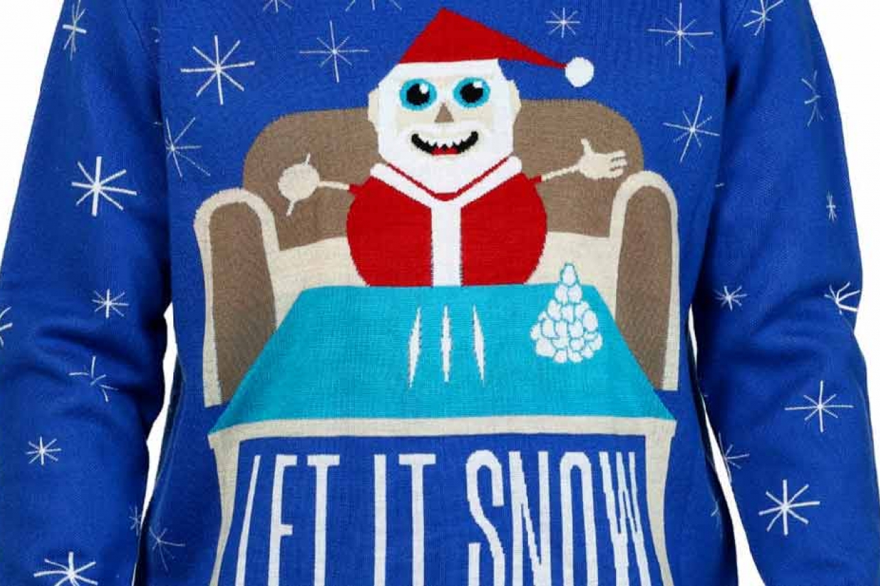 Retira Walmart del mercado suéter de Santa consumiendo cocaína