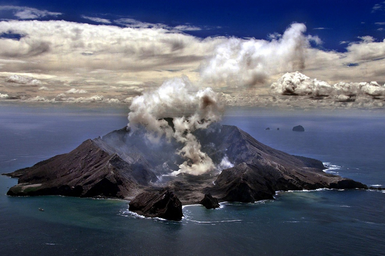 Muertos 5 turistas tras erupción de volcán en Nueva Zelanda