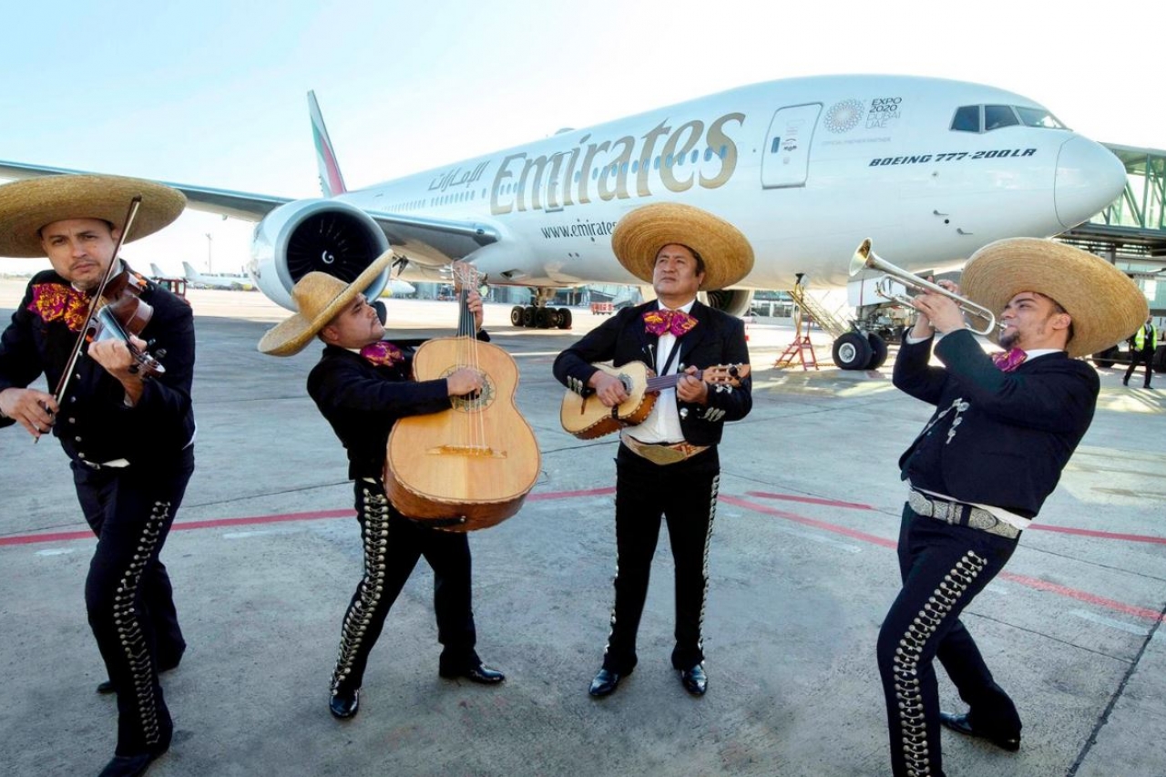 ¡Con mariachi y todo! Vuelo de Emirates Airlines aterriza en la CDMX