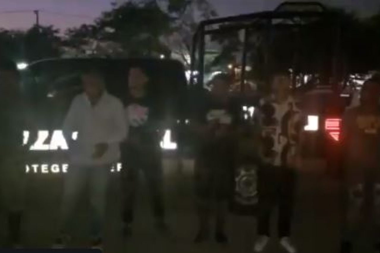 Policías obligan a detenidos a bailar y cantar 'Un violador en tu camino'