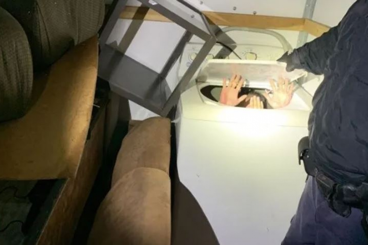 Intentan 11 migrantes chinos cruzar a EU ocultos en muebles