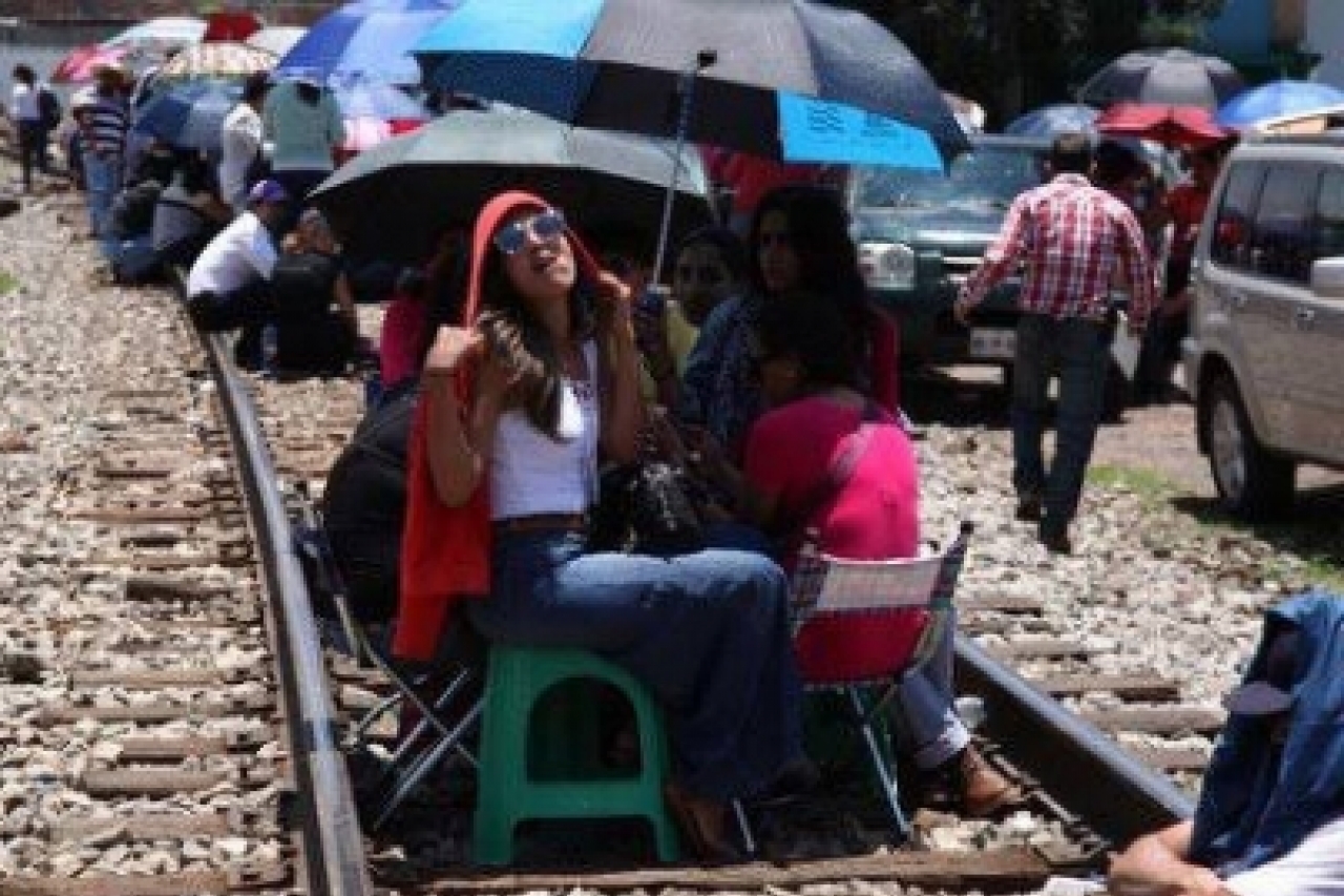 Mantiene CNTE bloqueo a tren en Michoacán