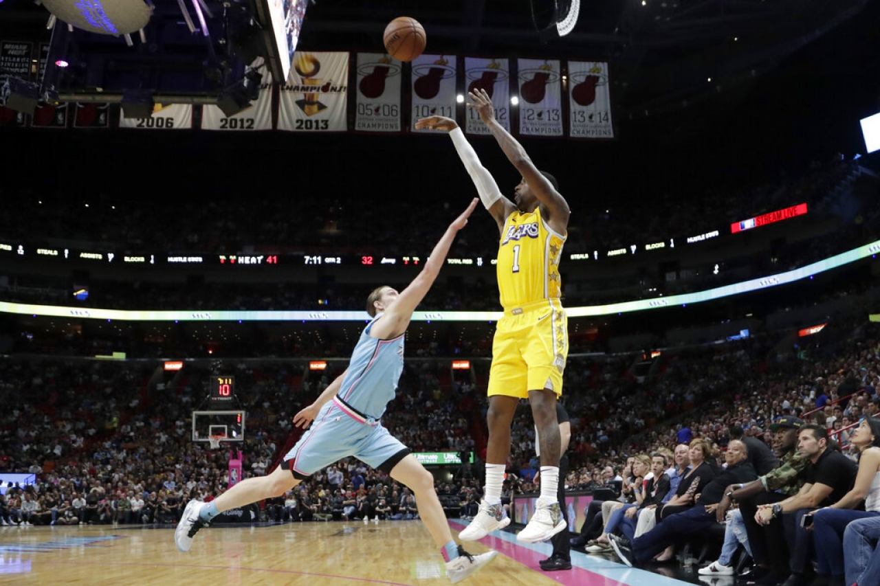 Con 33 puntos de Davis, Lakers se imponen 113-110 al Heat