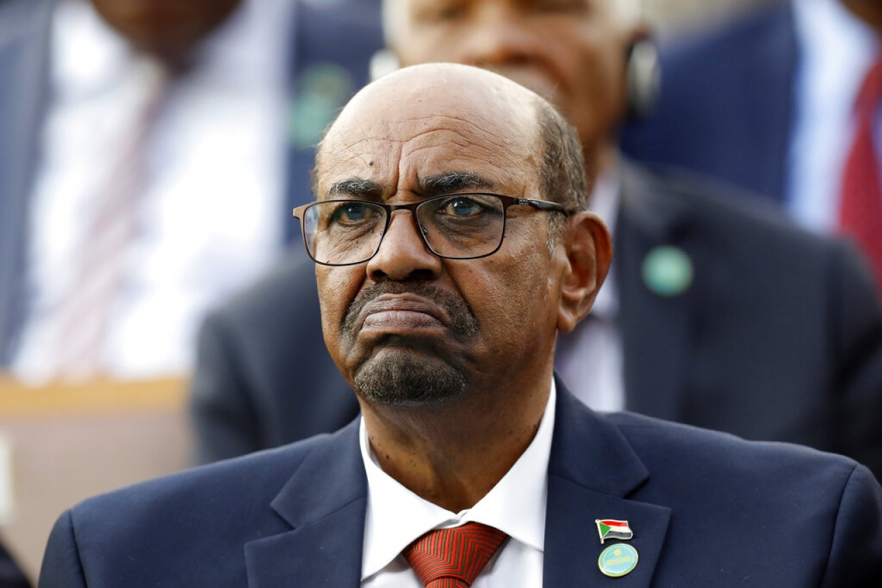 Condenan a ex presidente de Sudán a 2 años por corrupción