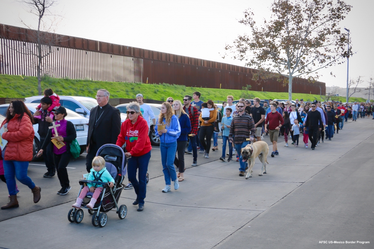 Piden posada en muro fronterizo; EU impide a familias acercarse