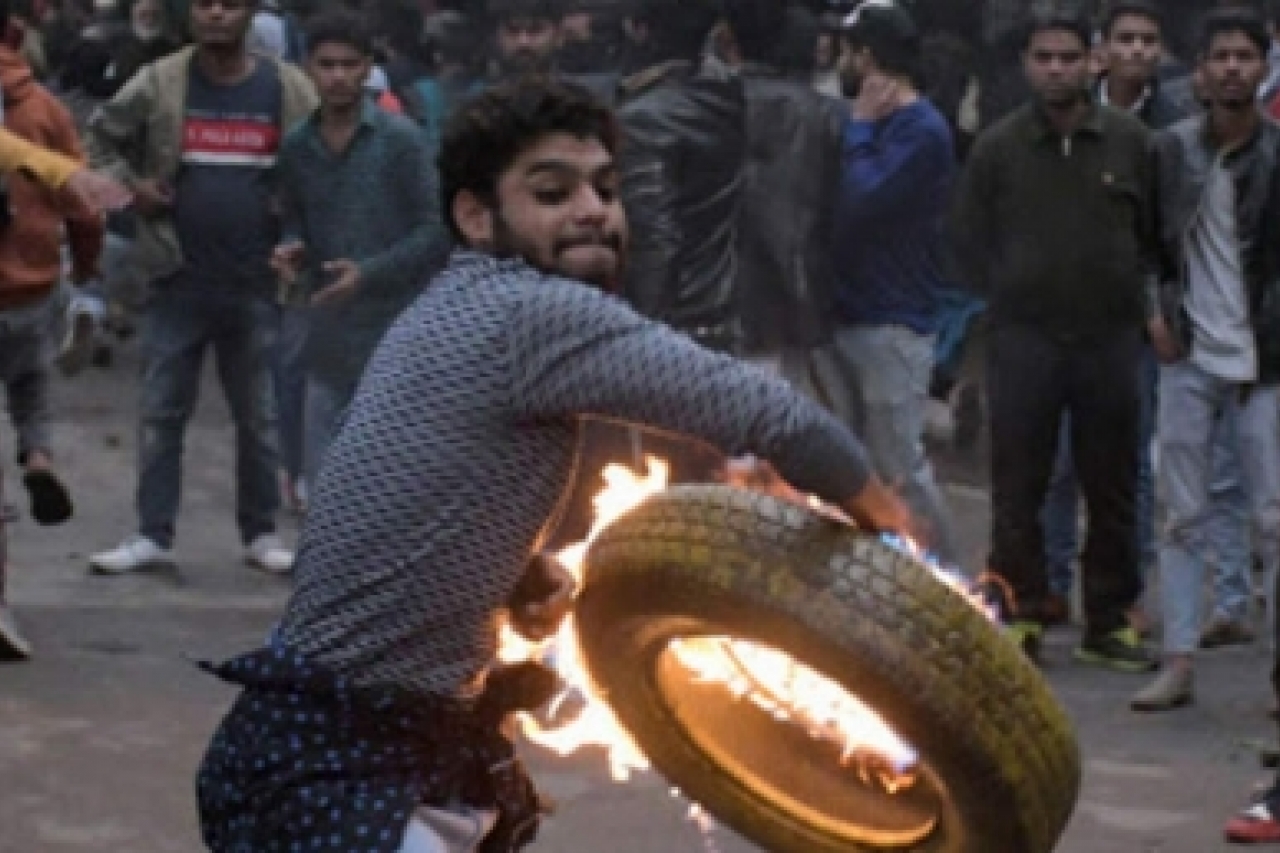 Se enfrentan universitarios y policías en India