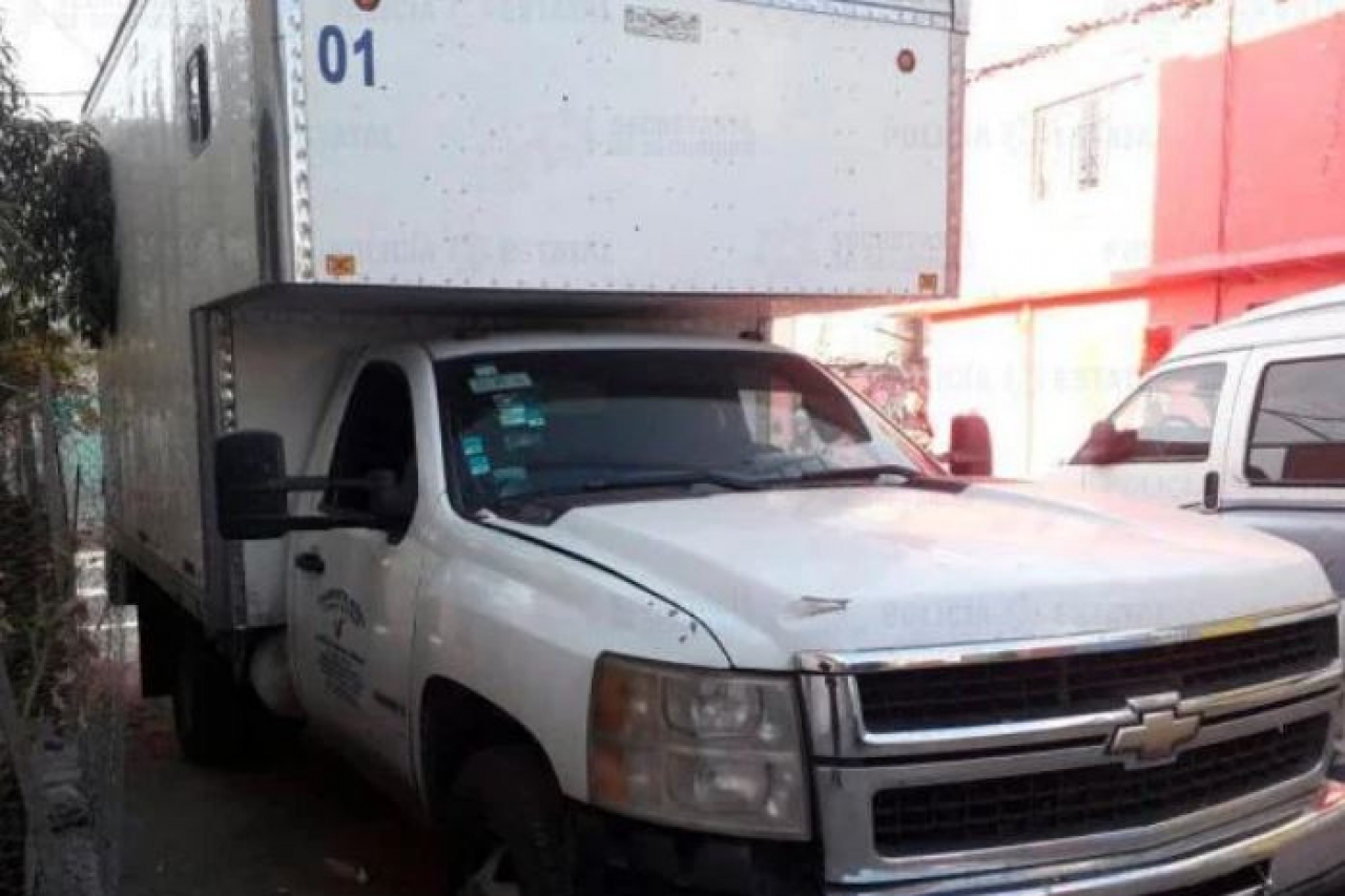 Hallan camioneta robada que trasladaba cajeros automáticos