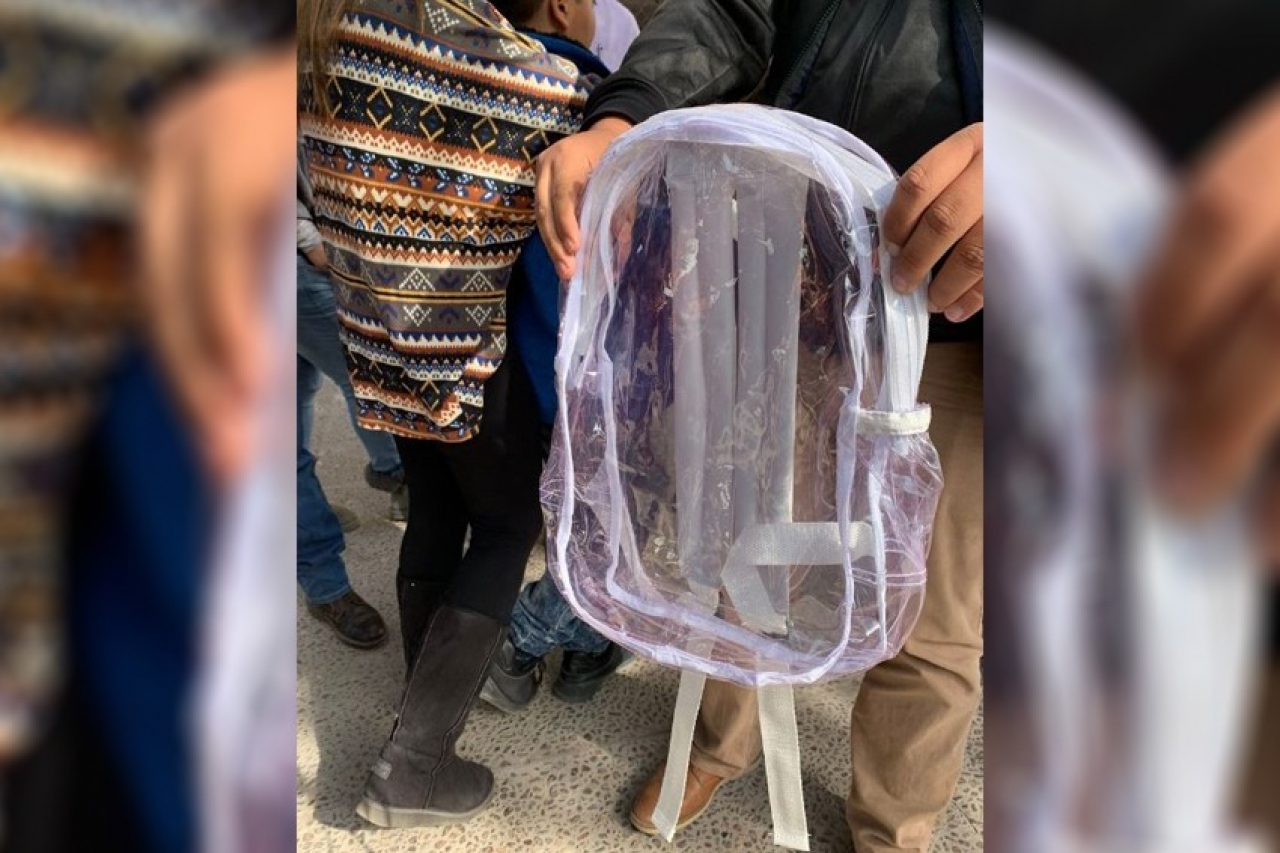 Entregan mochilas transparentes en Colegio Cervantes
