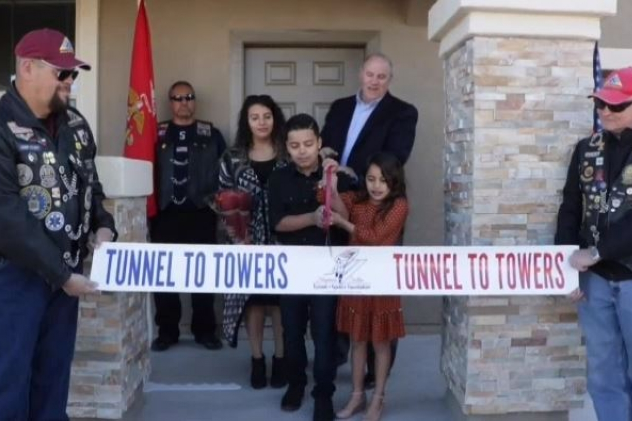 Recompensan a familia de soldado caído con casa nueva en El Paso
