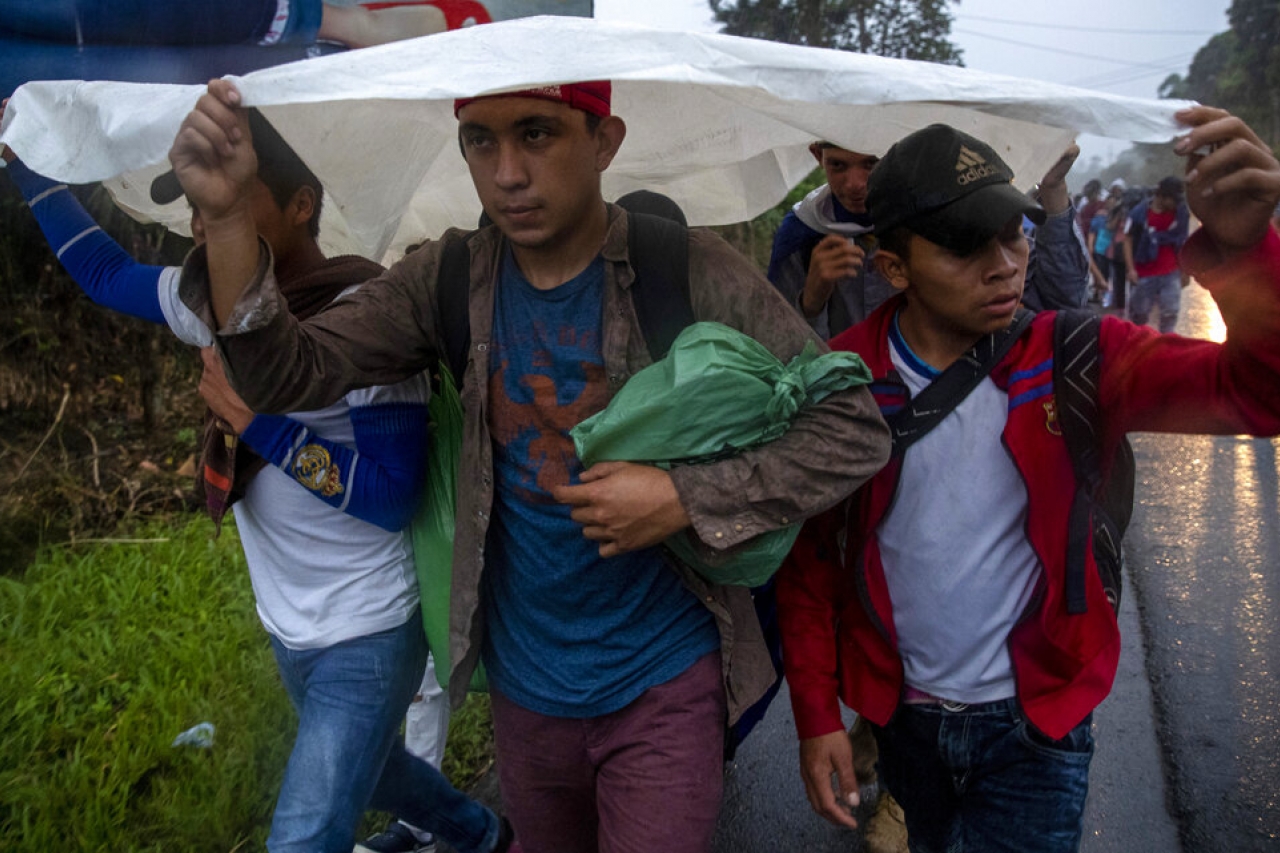 Instalan mesa para atender a migrantes en frontera sur