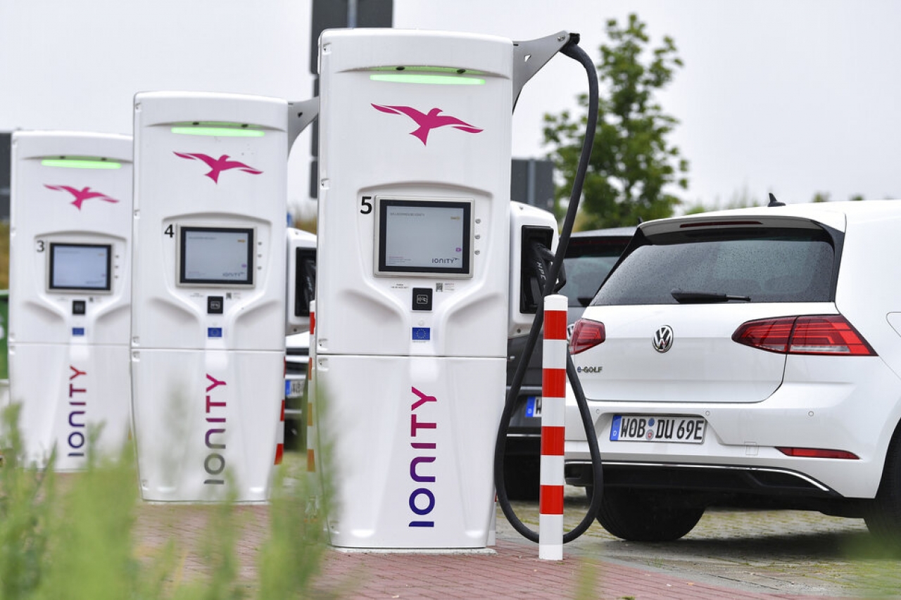 Crece red de carga de autos eléctricos en vías europeas