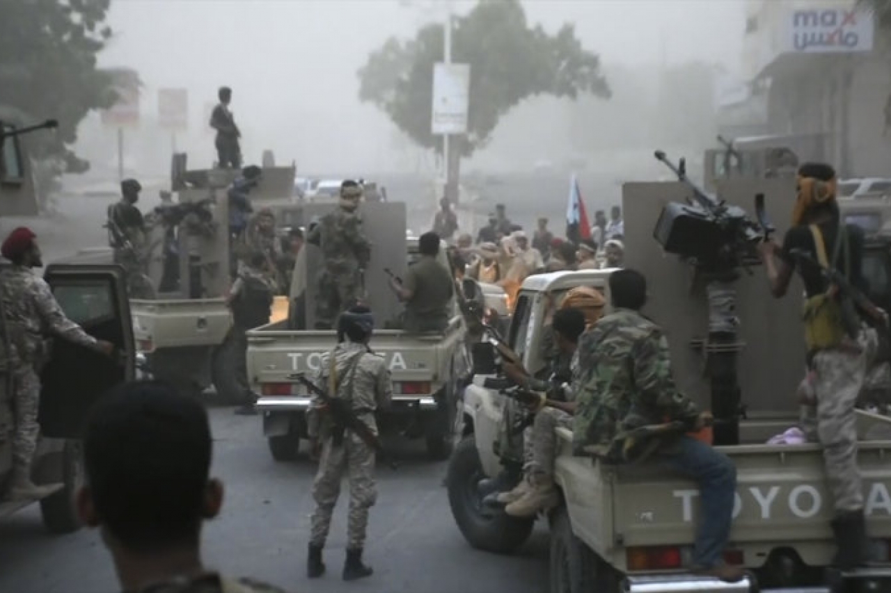 Ataque a campamento militar en Yemen deja 60 muertos