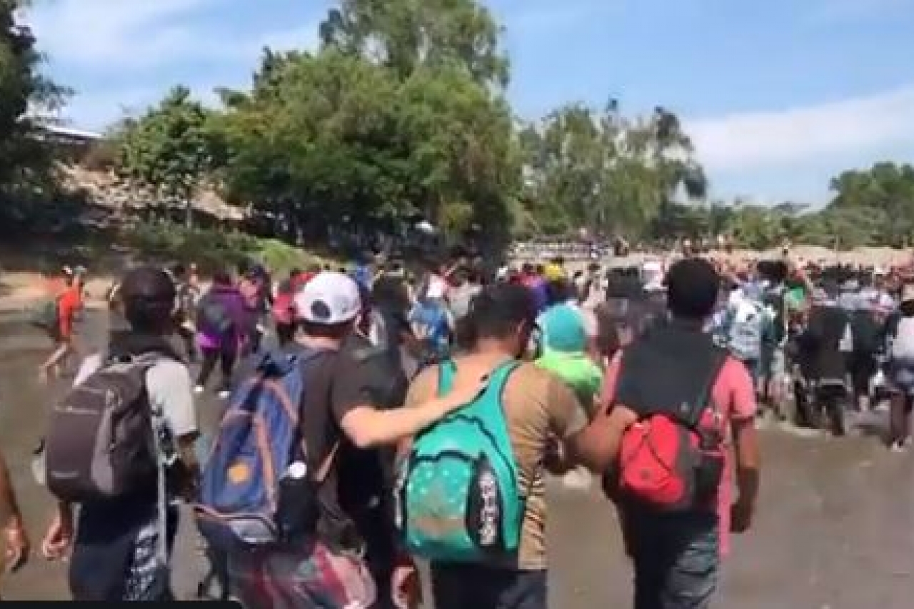 Caravana migrante rompe cerco de seguridad y cruza a México por río Suchiate