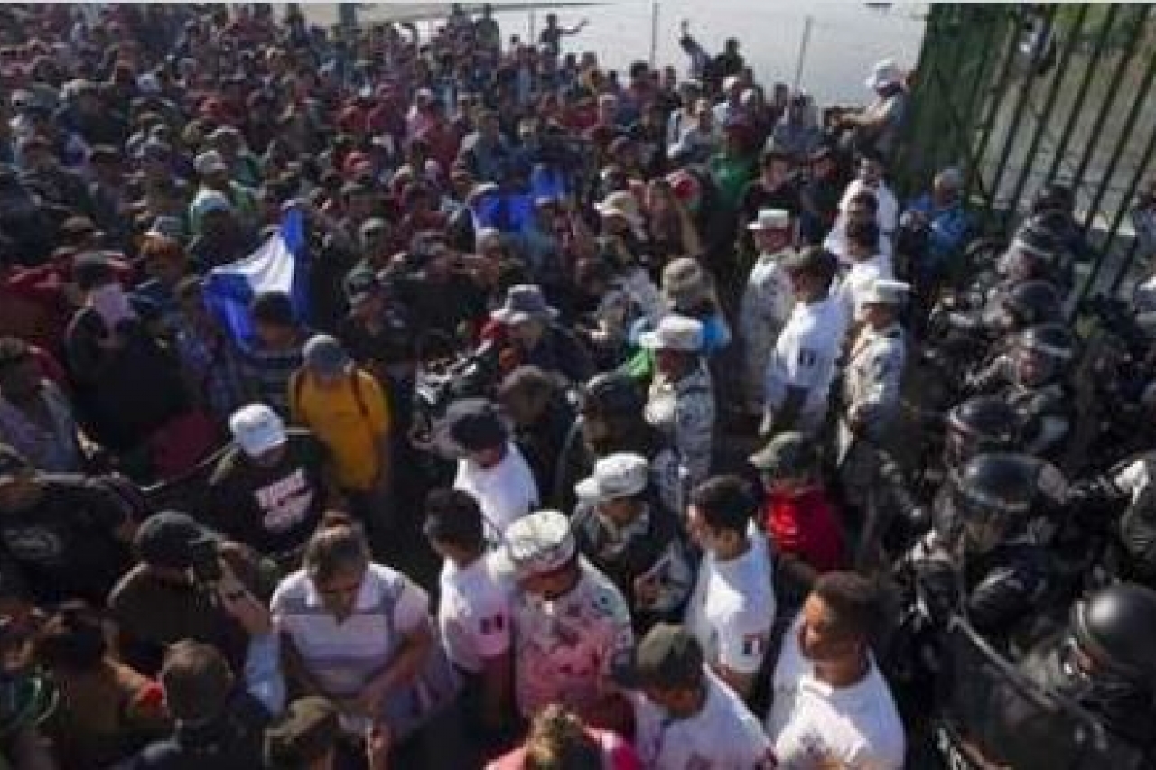 Con carta, caravana migrante pide permiso a AMLO para entrar a México