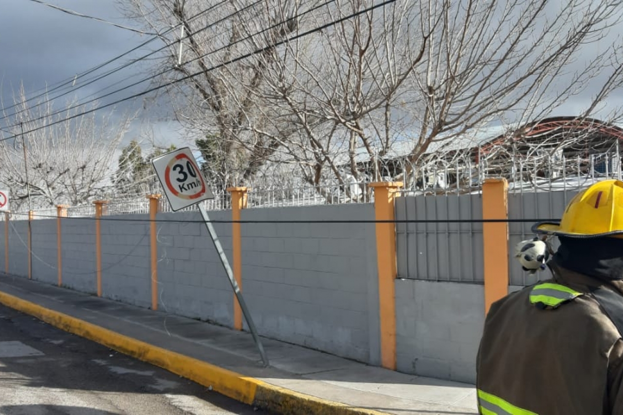 Atiende bomberos emergencia por cable suelto en Fuentes del Valle