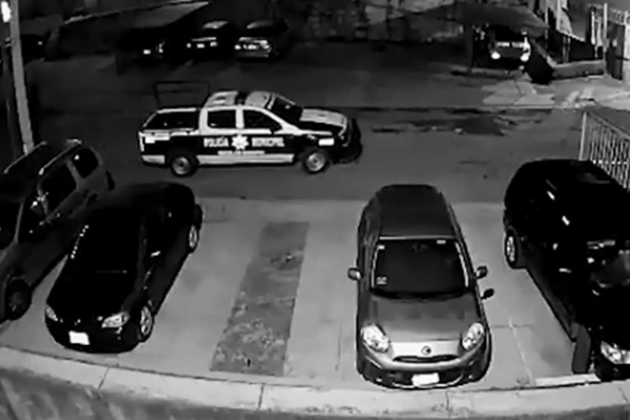 Video: Captan a municipales robando autopartes en Edomex