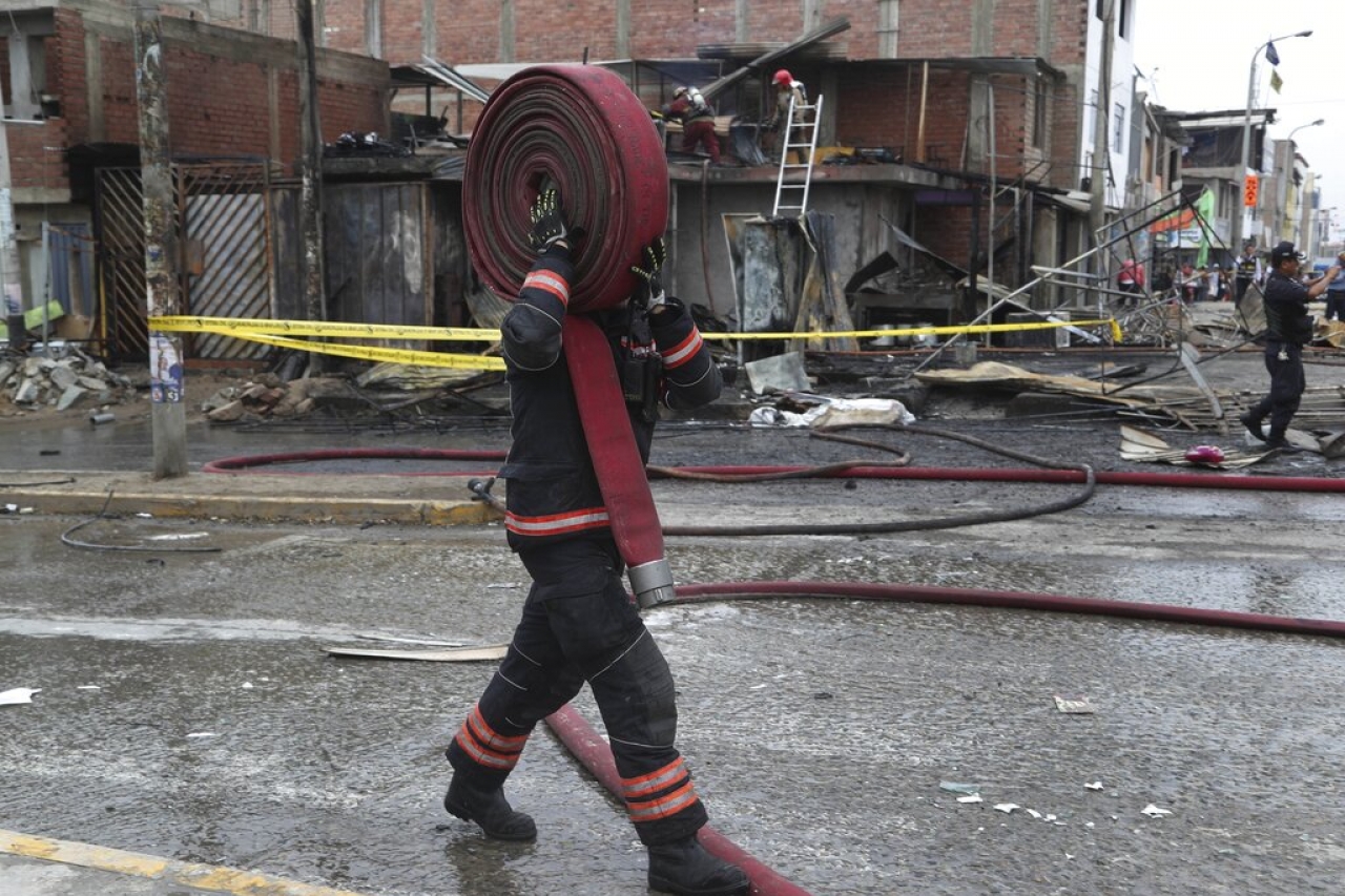 Dos muertos y 48 heridos por explosión de cisterna en Perú