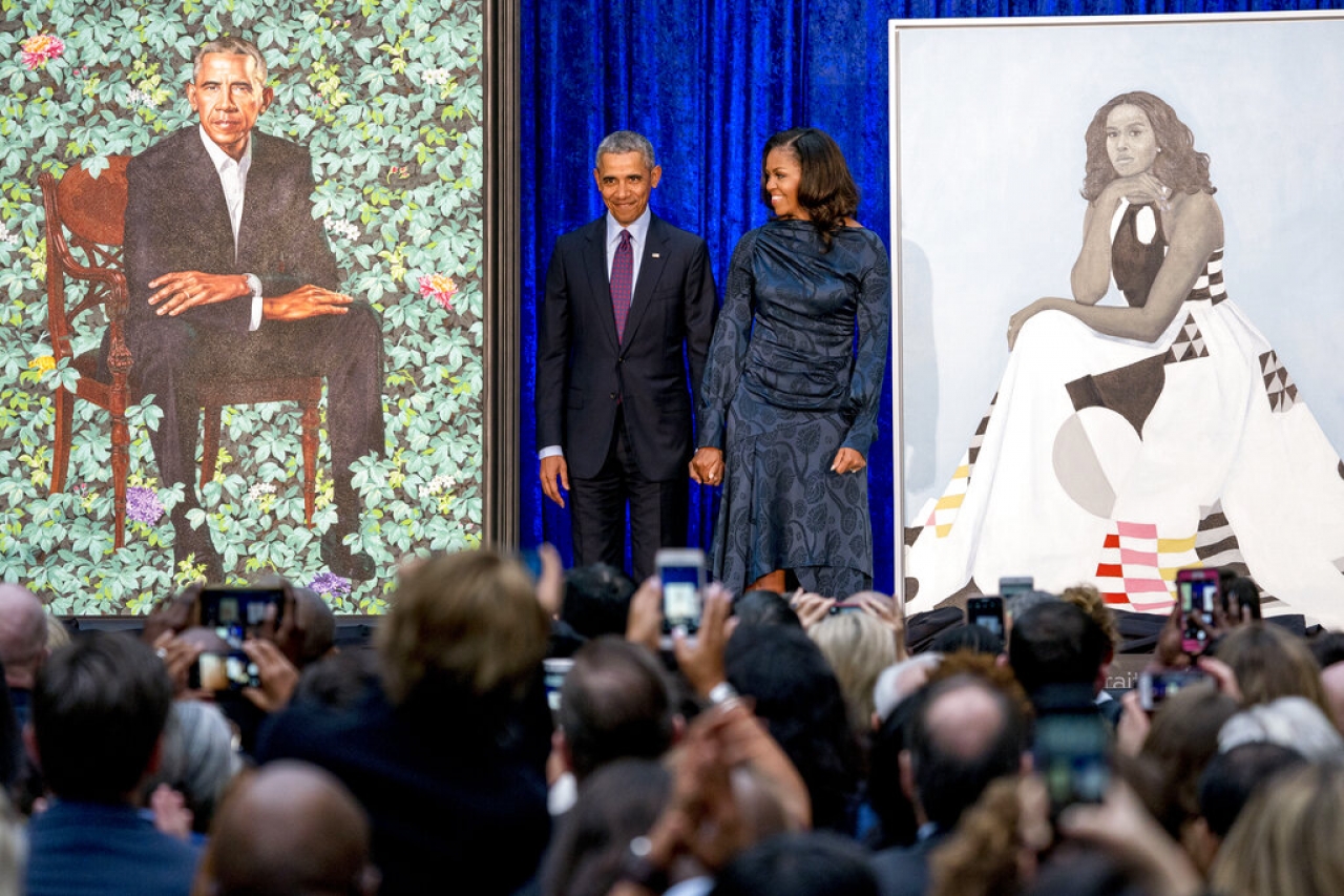 Retratos de los Obama inician gira por 5 ciudades de EU